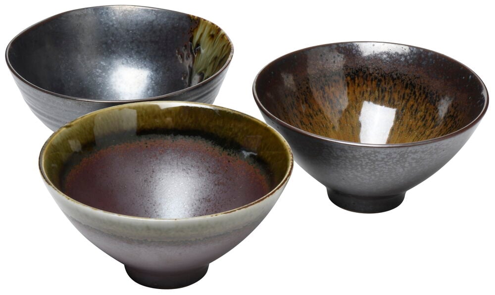 Kolme kivitavarakulhoa sekoitetuissa tummissa väreissä.