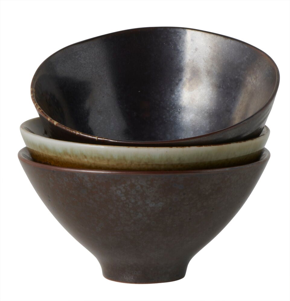 Kolme pientä kivitavarakulhoa tummissa luonnonväreissä.