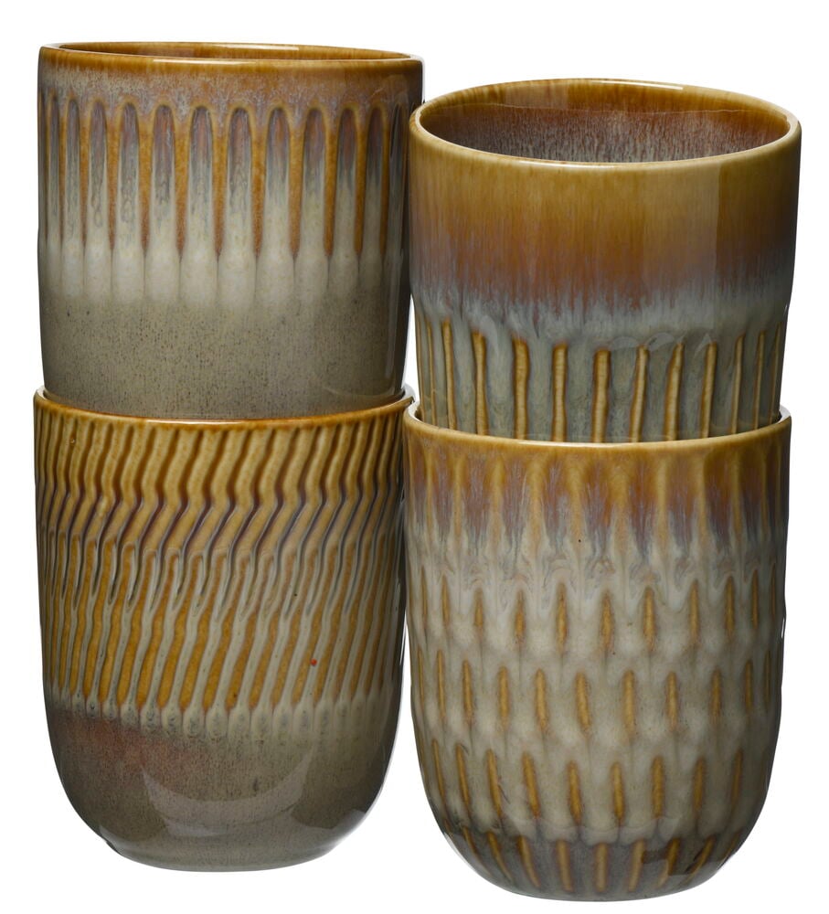 Neljä beigeä kivitavarakuppia koristeellisella kuvioinnilla.