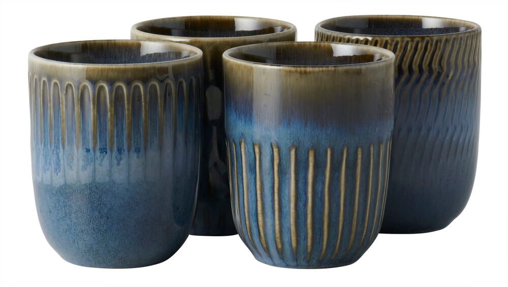 Neljä sinistä kivitavarakuputta, joissa on erilaisia kohokuvioita.