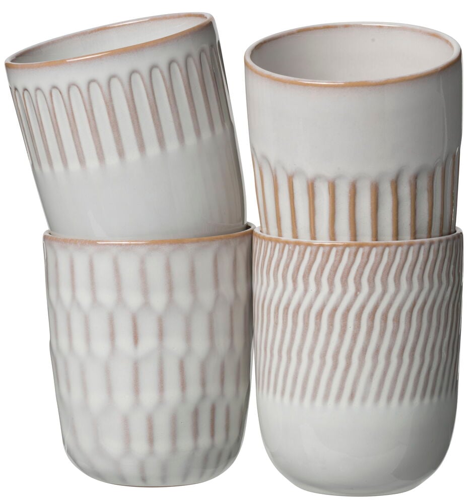 Neljä valkoista kivitavarakuosia, joissa on erilaiset kohokuvioinnit.