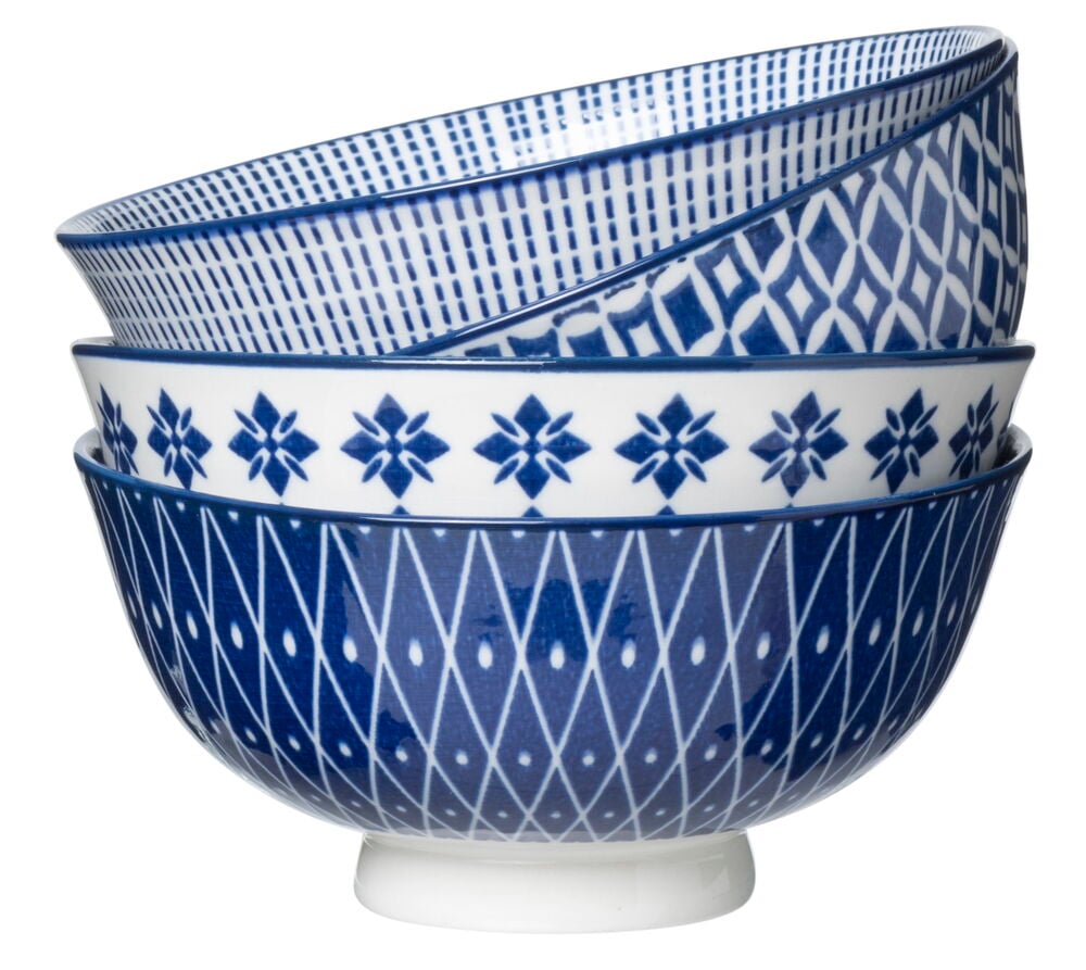 Neljä sinivalkoista kulhoa, joissa on erilaisia kuvioita.