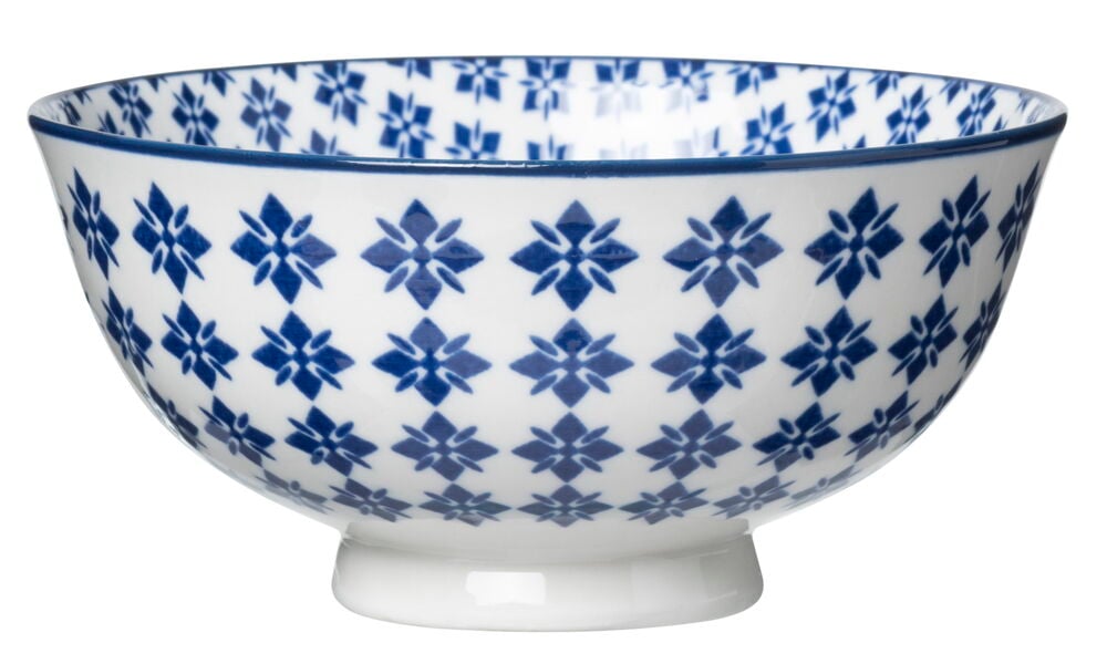 Sininen ja valkoinen kulho koristeellisella kuvioinnilla.