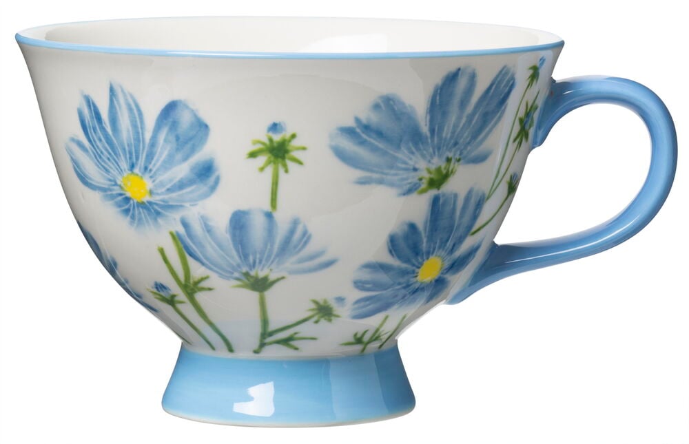 Blaue Steinguttasse mit handgemaltem Blumenmotiv und Henkel.