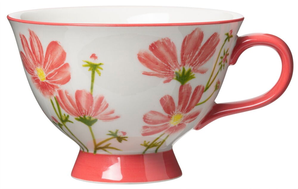 Rosa Steingutbecher mit Blumen und ausgestelltem Fuß.