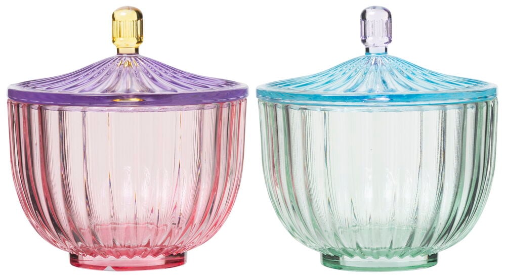 Kaksi lasipurkkia, joissa on kannet eri väreissä.