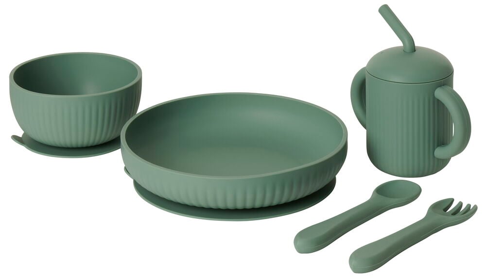 Grönt silikon serveringsset för barn med sugrör.