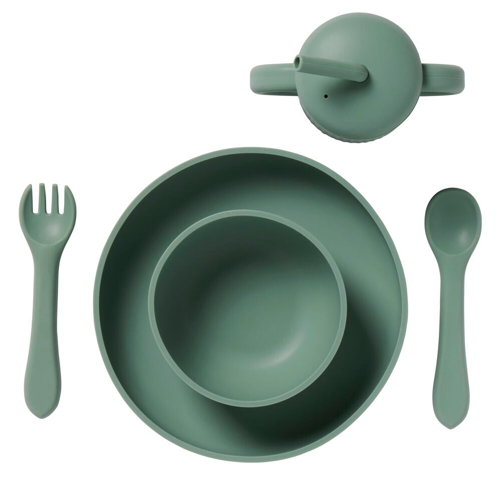 Vihreä lasten silikonisetti, jossa on lautanen, kulho, aterimet, muki.