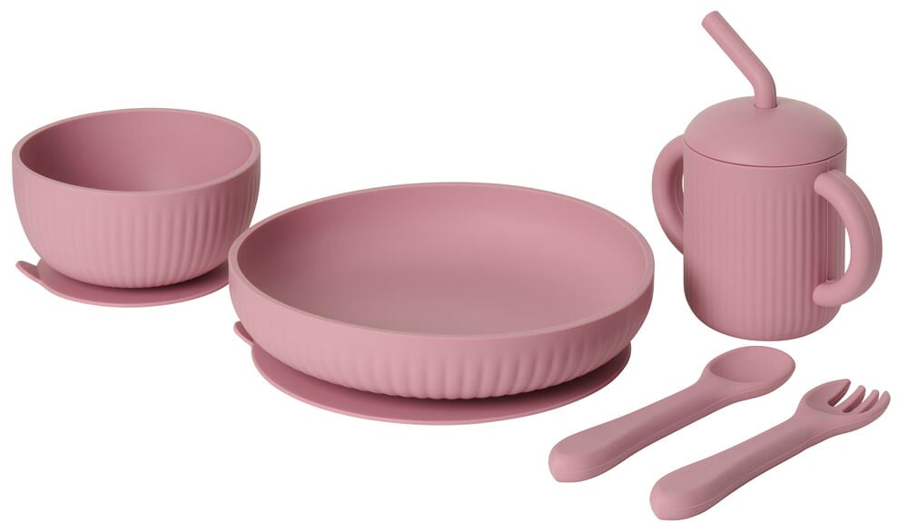 Rosa serveringsset i silikon med tallrik, skål, mugg, bestick.