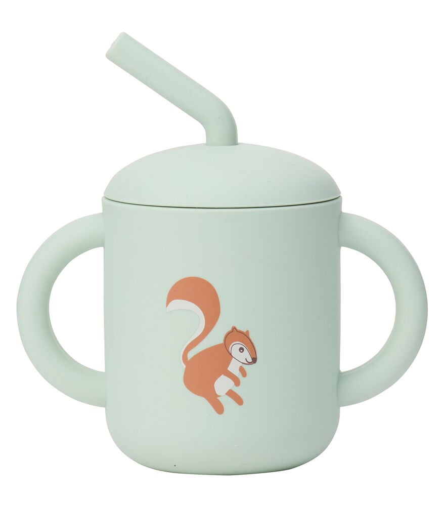 Mugg Elsaform Kids Silikon, ljusgrön med två handtag, sugrör, lock och ett orange ekorrtryck.