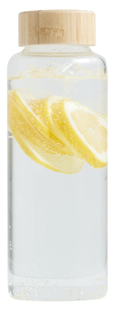 Lasipullo bambukorkilla ja sitruunaviipaleita vedessä.
