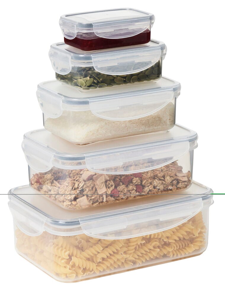 Viisi pinottavaa läpinäkyvää muovilaatikkoa tiiviisti suljettavalla kannella.