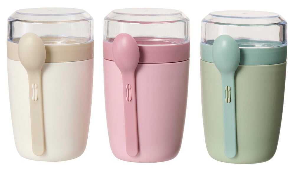 Drei Joghurtbecher mit Löffel in verschiedenen Pastellfarben.