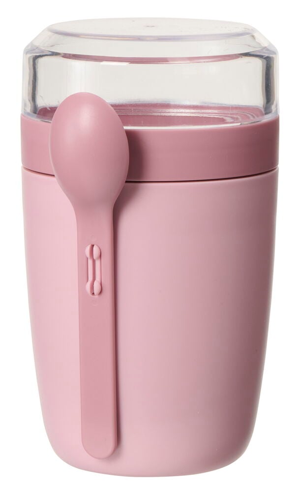 Vaaleanpunainen muovinen jogurttipurkki lusikalla ja kannella.