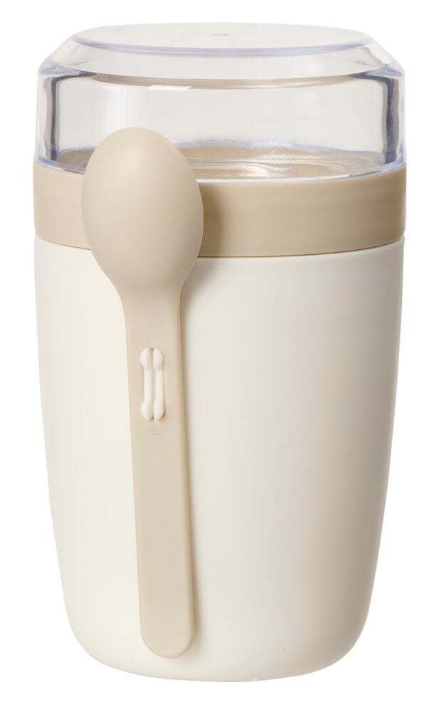 Jogurttikuppi, jossa on beige lusikka ja läpinäkyvä kansi.