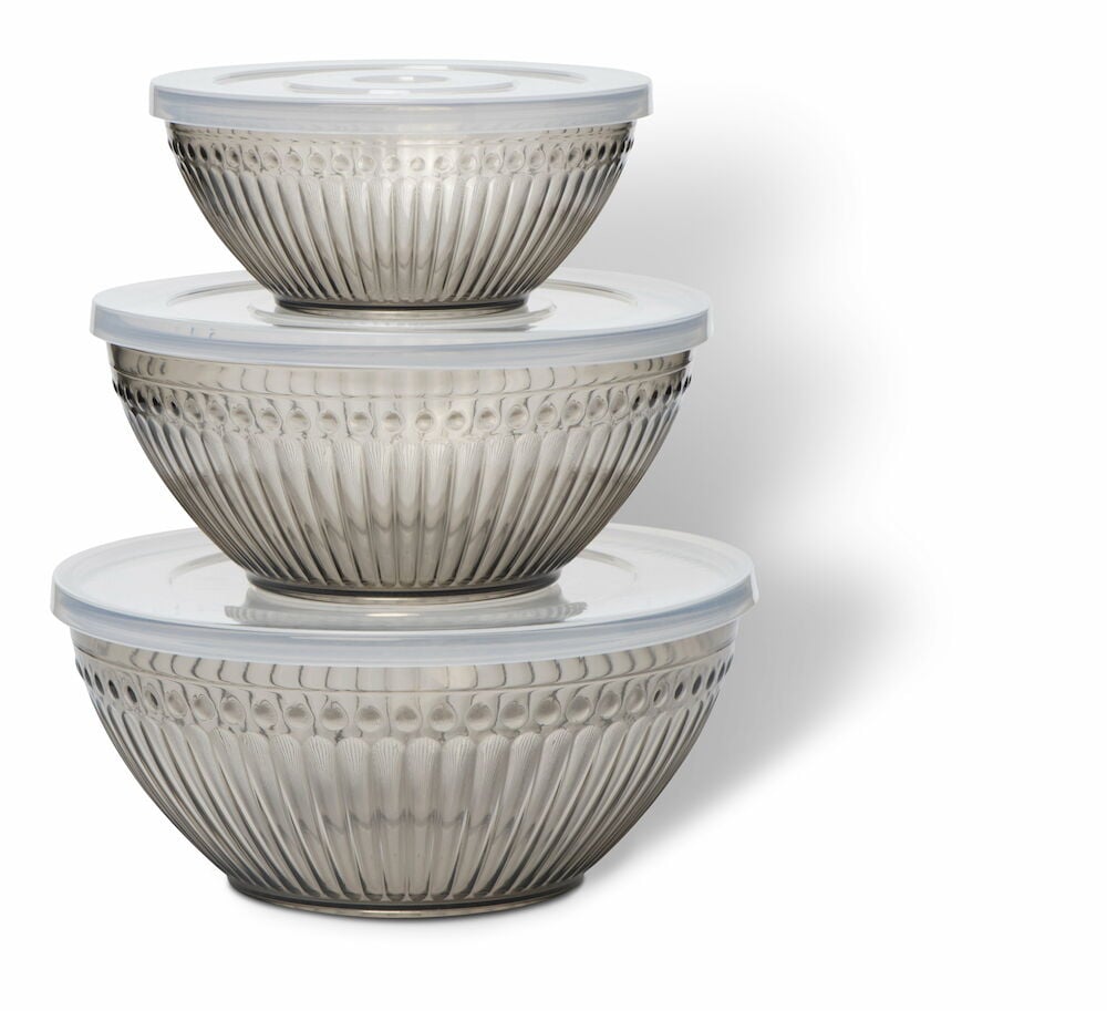 Kolme pinottavaa tarjoilukulhoa, joissa on kansi läpinäkyvästä muovista.