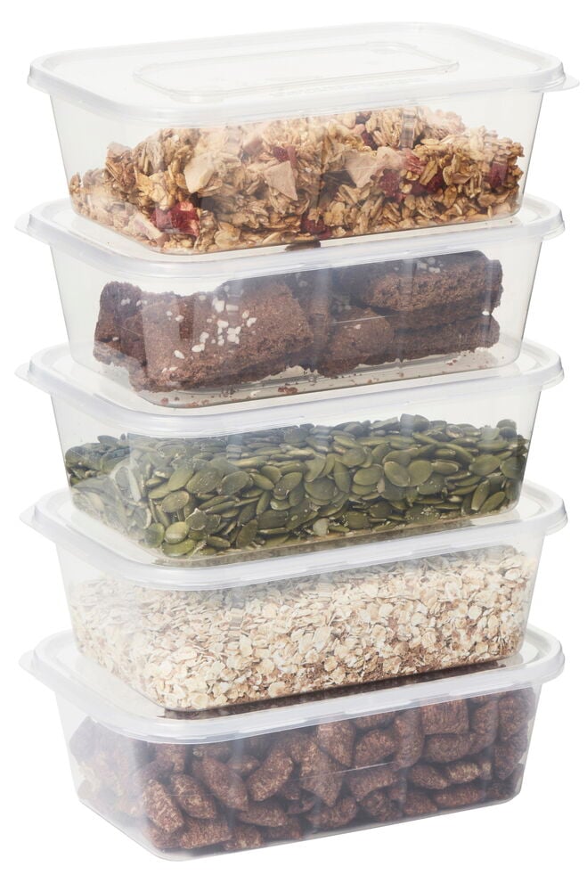 Viisi päällekkäin asetettua muovista ruokalaatikkoa, joissa on erilaisia elintarvikkeita.