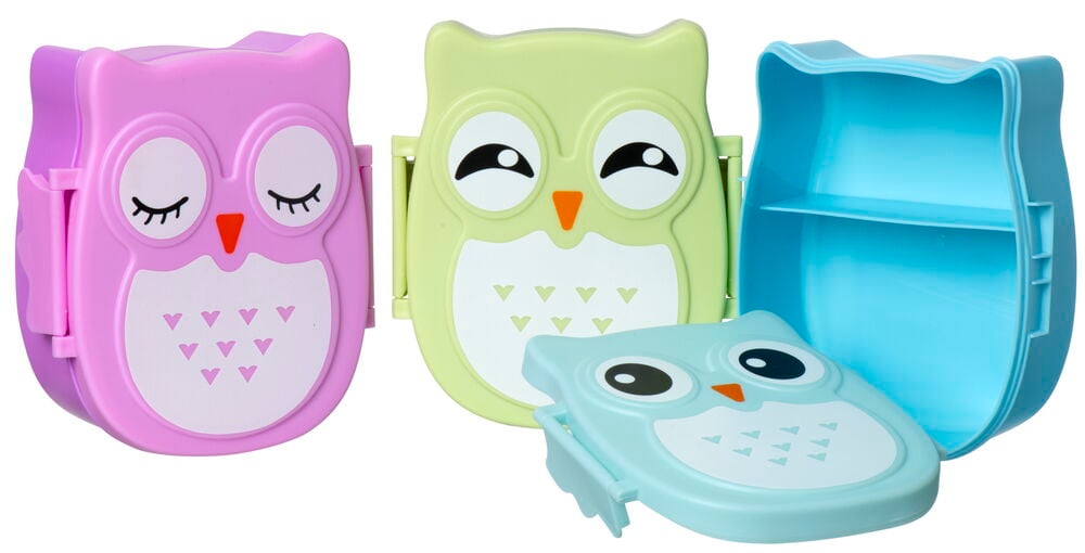 Kolme pöllönmuotoista muovilaatikkoa eri väreissä.