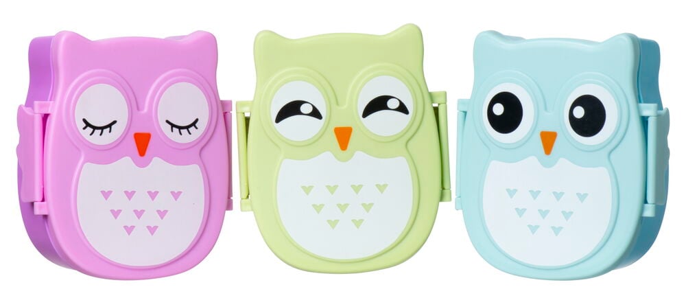 Tre uggleformade plastlådor i olika färger.