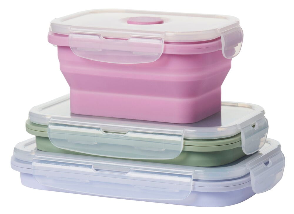 Kolme taitettavaa silikonista valmistettua eväsrasiaa, joissa on muovikansi.