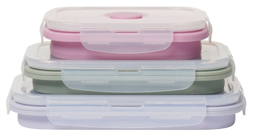 Kolme taitettavaa silikonista valmistettua eväsrasiaa muovikannella.