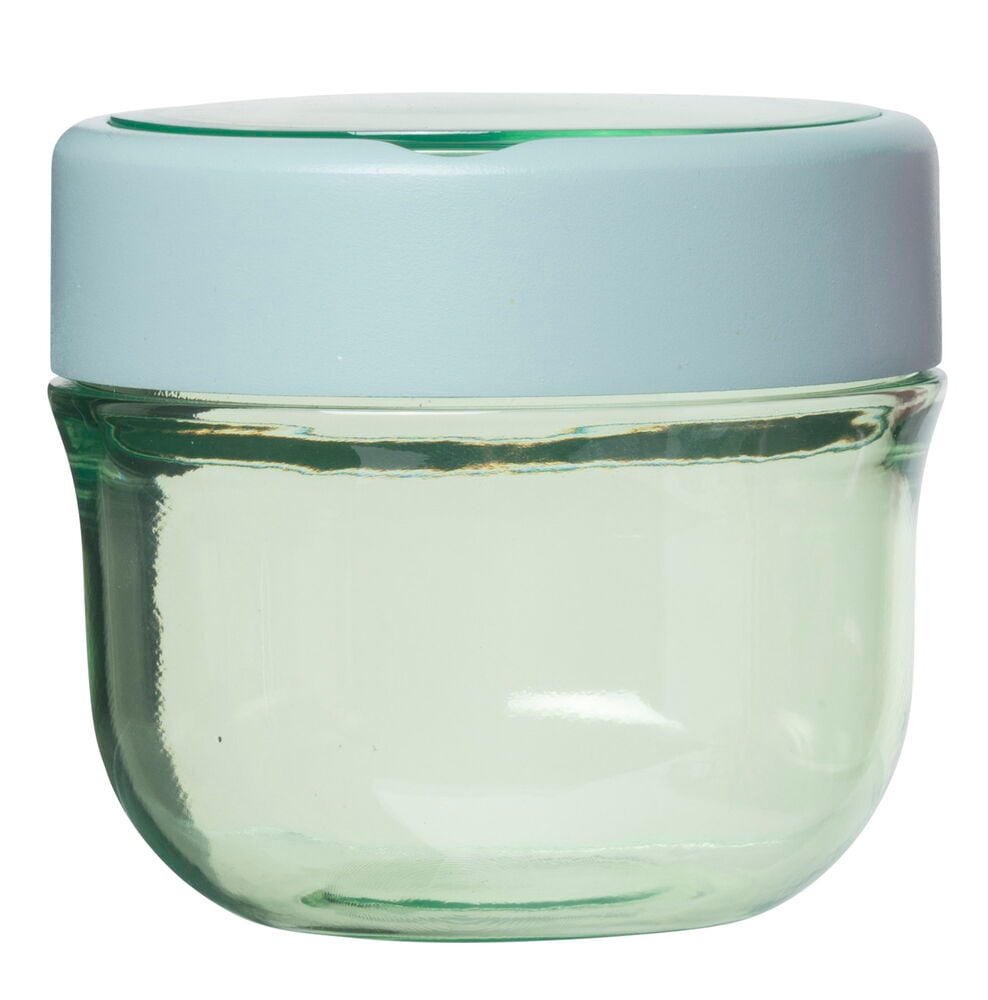 Läpinäkyvä muovilaatikko, jossa vaaleansininen kansi.