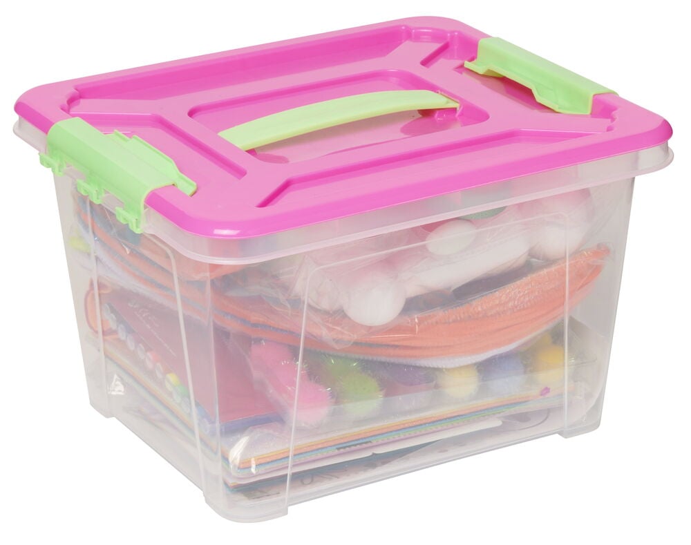 Plastlåda med rosa lock fylld med pysselmaterial.