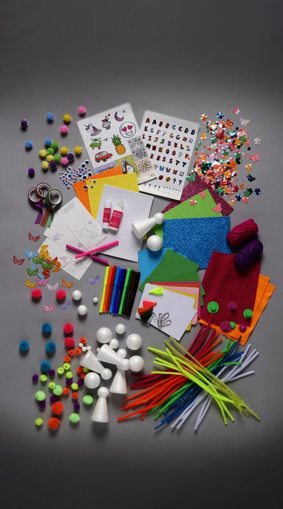 Färgglada pysseltillbehör och papper i neonfärger.