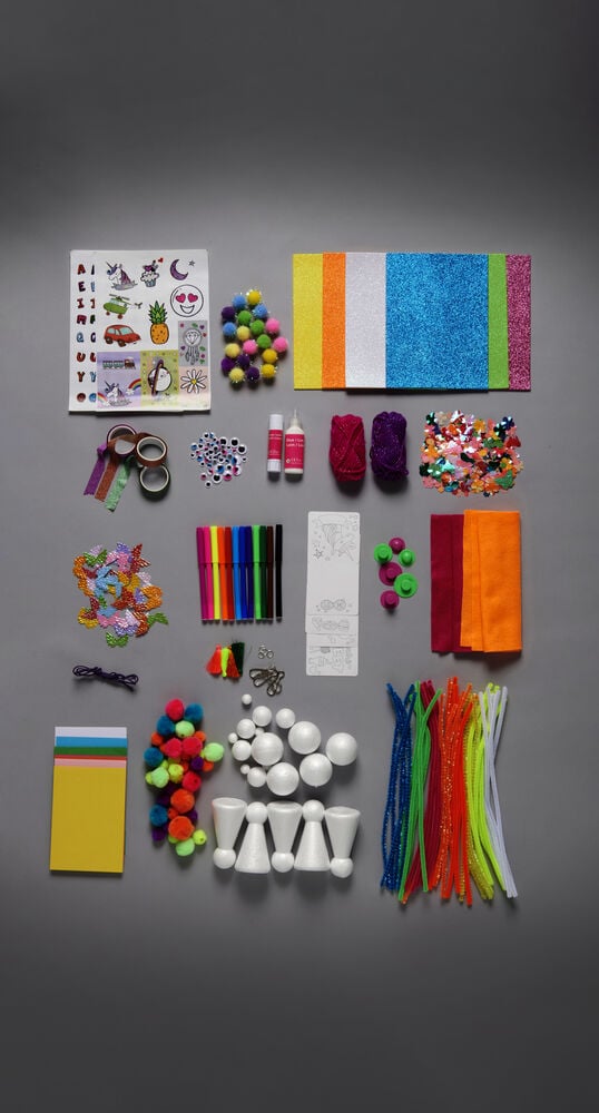 Flera sorters pysselmaterial i neonfärger på grå bakgrund.