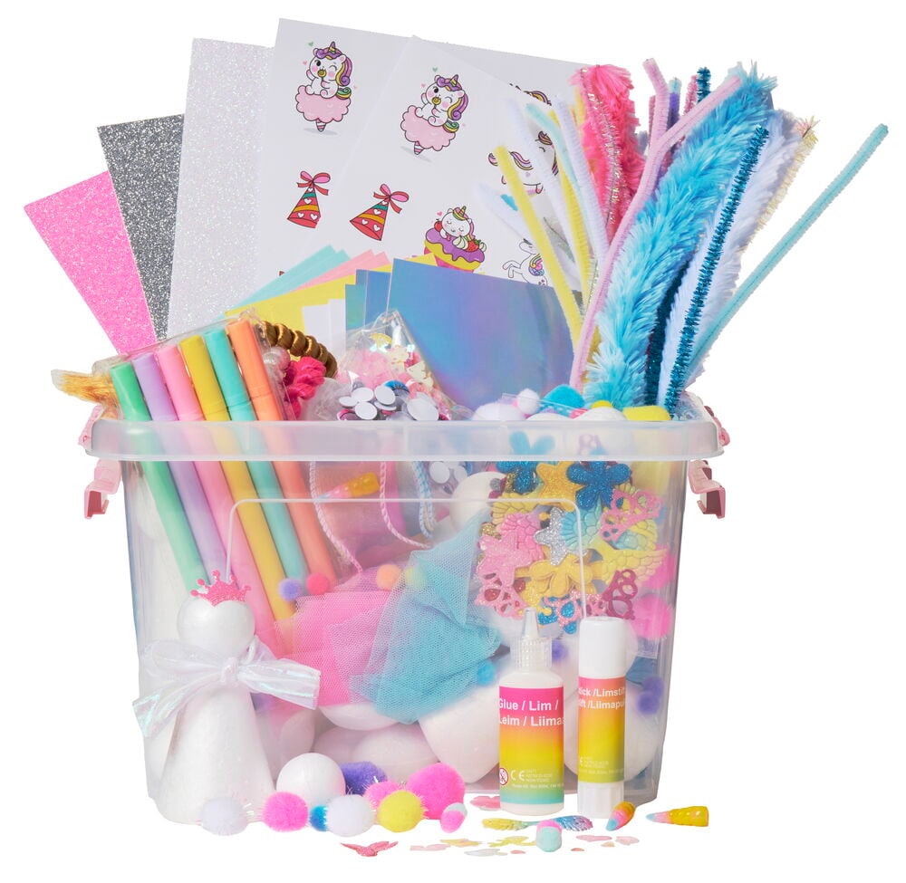 Askartelulaatikko pastellinvärisillä askartelumateriaaleilla ja koristeluilla.