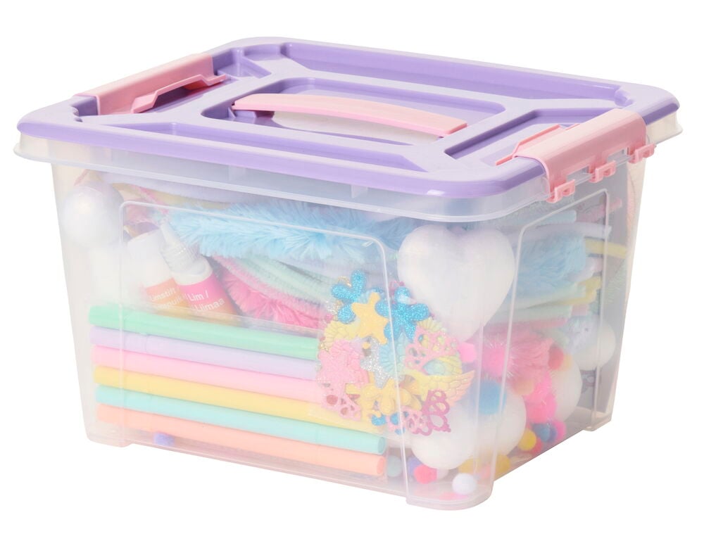 Plastlåda med pastellfärgat pysselmaterial och lock.