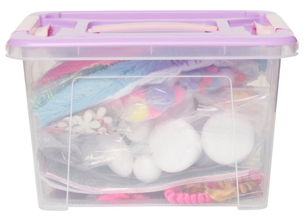 Plastlåda med pastellock och blandat pysselmaterial.