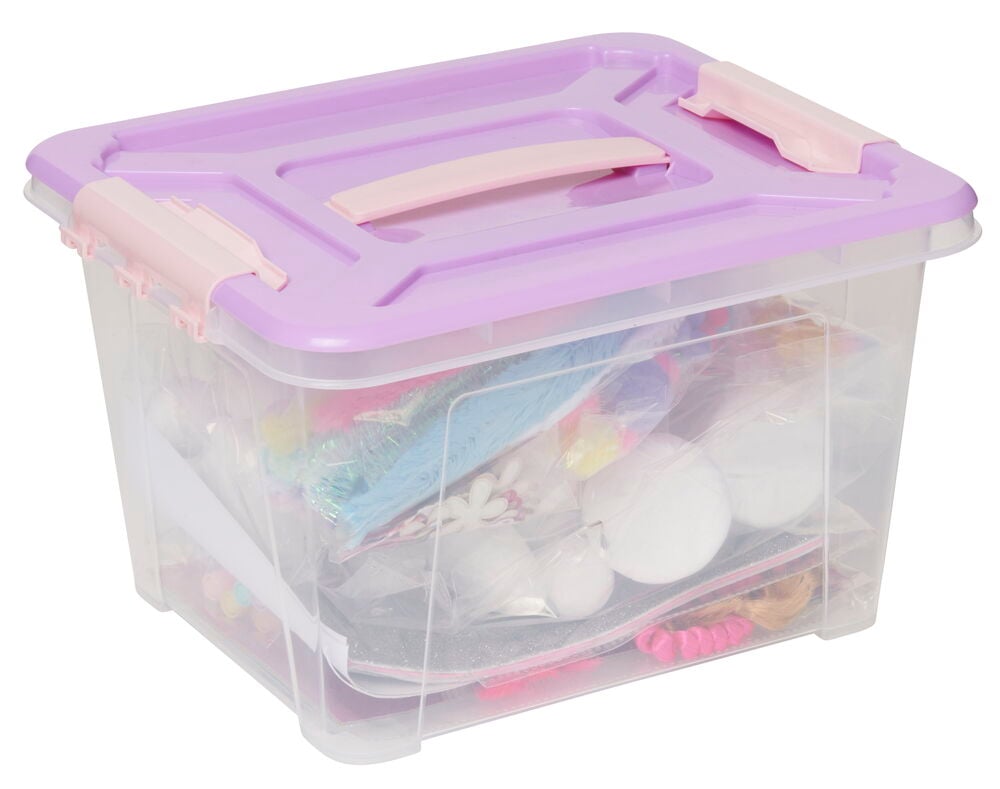 Genomskinlig plastlåda med pastellfärgat lock och pysselmaterial.