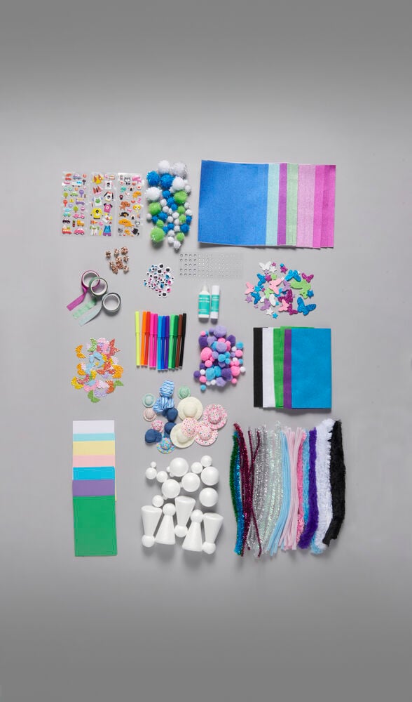 Flera pysselmaterial i pastellfärger ordnade på grå bakgrund.