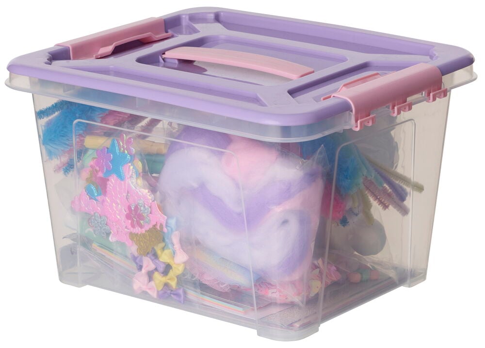 Hobbyboks Pastell, en gjennomsiktig plastboks med lavendellilla lokk og rosa låser, fylt med hobbymateriell.