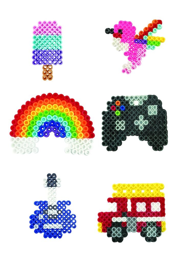Sex färgglada pärlfigurer i olika former.
