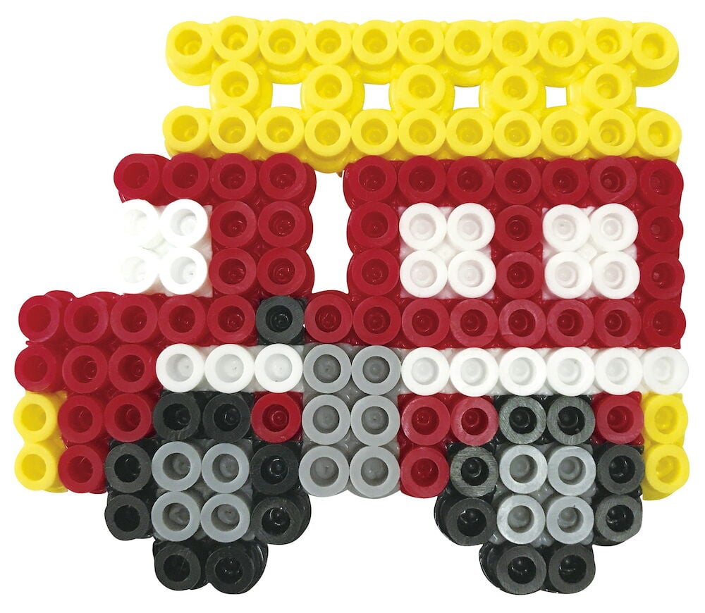 Pärlplatta föreställande röd brandbil med stege.