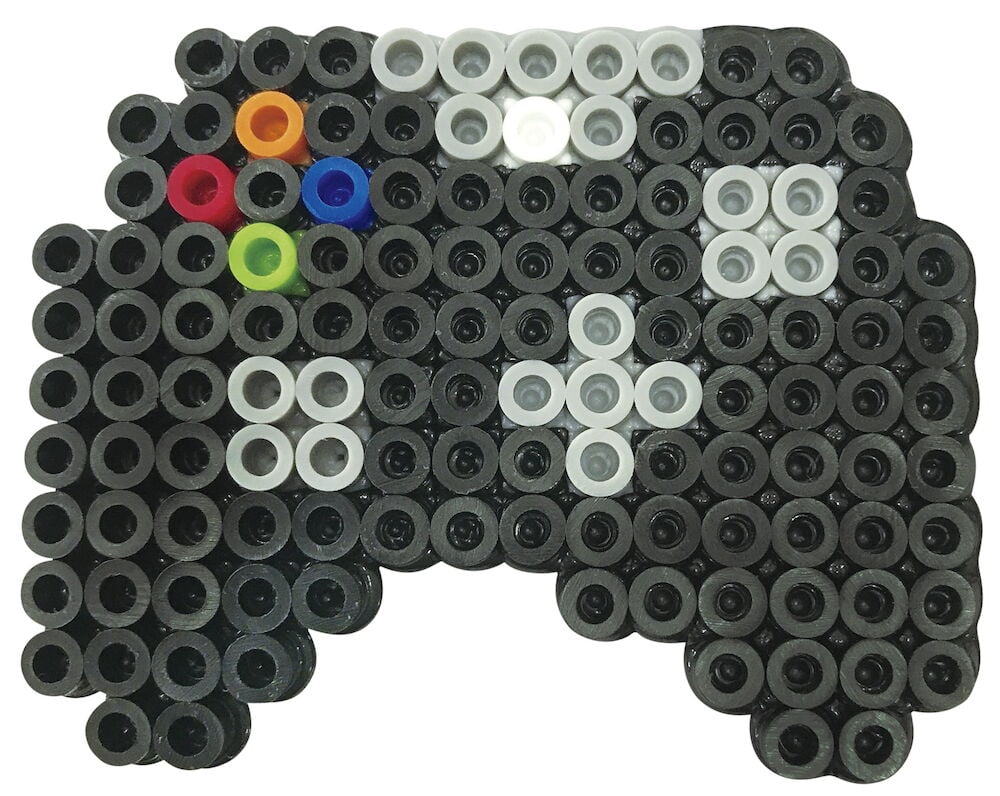 Pärlor arrangerade som spelkontroll med färgglada knappar.