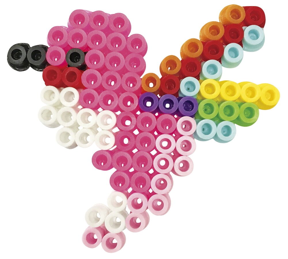 Färgglad fågel skapad av pärlor i olika färger.