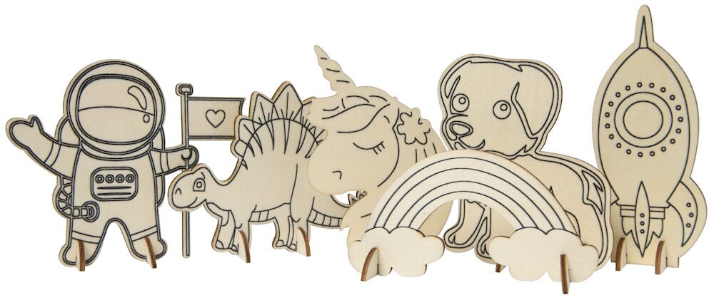 Koristelemattomia puuhahmoja, joissa on astronautti, yksisarvinen ja raketti.