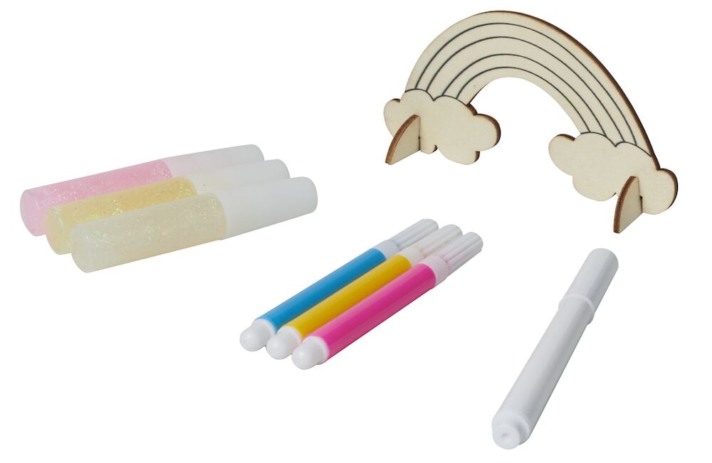 Puinen sateenkaari pilvillä, huopakynät ja glitterkynät.