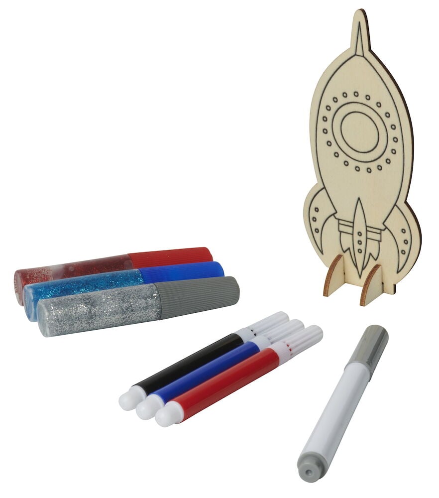 Avaruusraketin muotoinen puuhahmo, jossa on kyniä ja glitterliimaa.