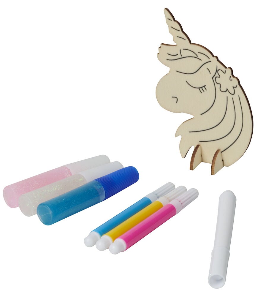 Puuhahmo yksisarvinen värikynillä ja glitterliimalla.