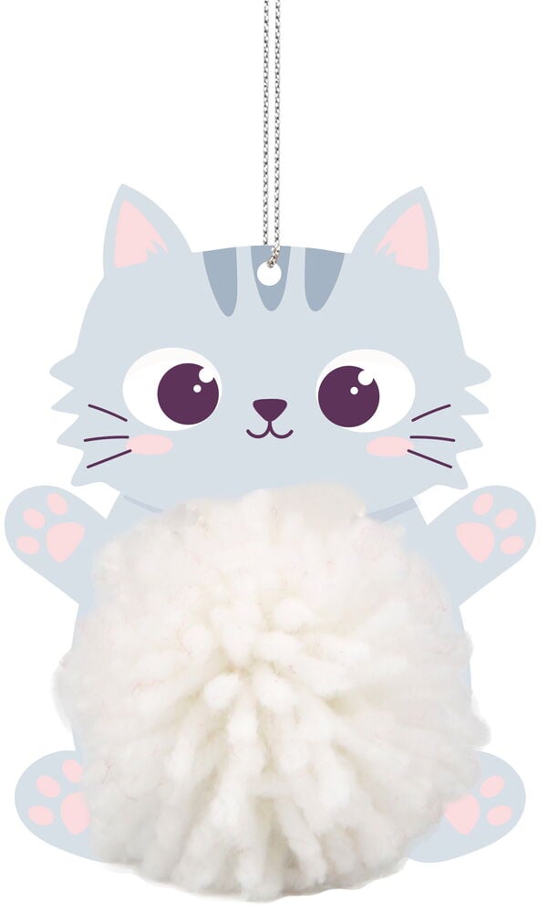 Grå kattfigur med vit pompom och hänge.
