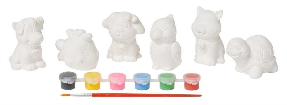 Sex djurfigurer i gips med färger och pensel.