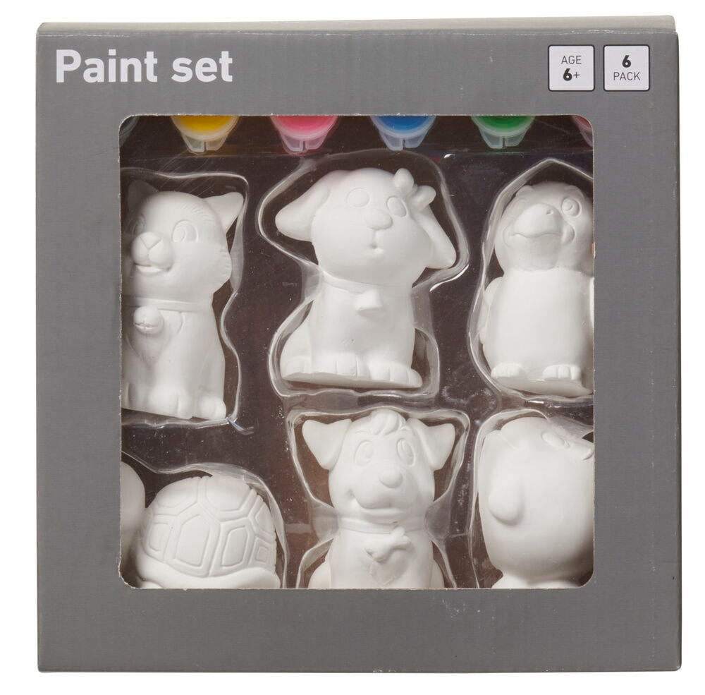 Sex odekorerade gipsdjur med färg och pensel.