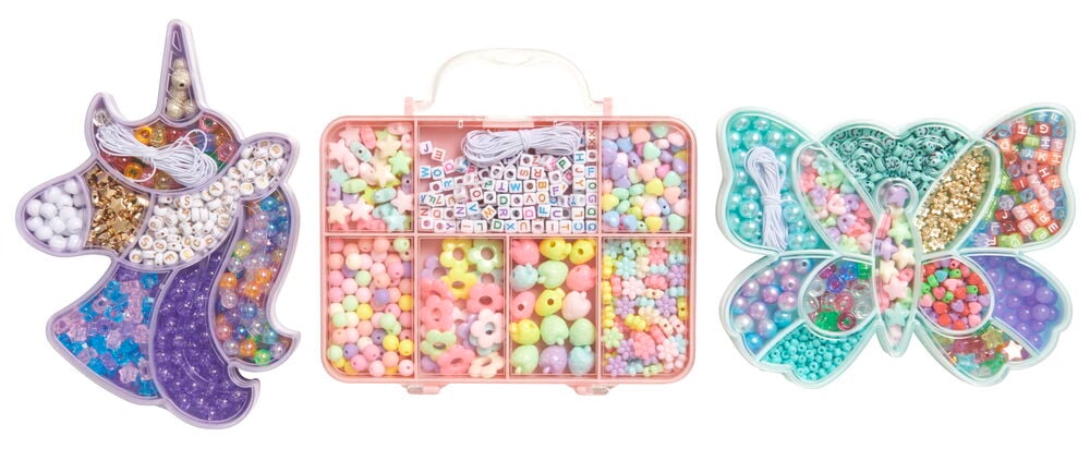 Tre askar fyllda med färgglada pärlor och snören.