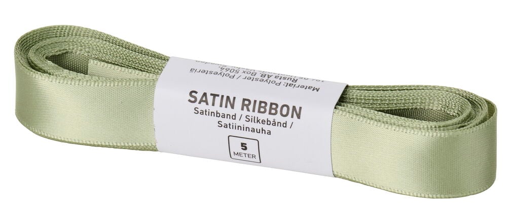 Ett rullat ljusgrönt satinband med en vit etikett som visar "Satinband" och "5 METER".