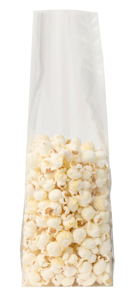 Ein transparenter Cellophan-Beutel 5 er-Pack gefüllt mit weißem Popcorn, Vorderansicht.