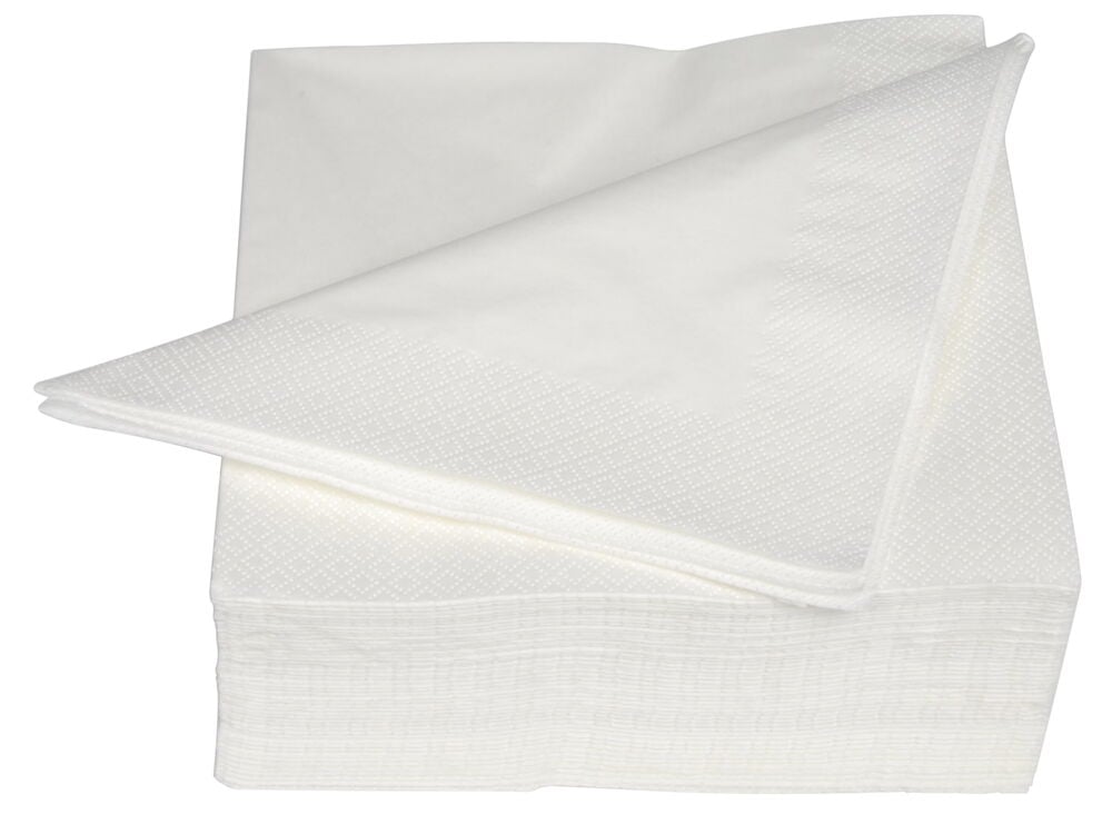 En stapel vita servetter med vikt hörn.